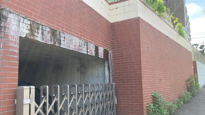 不適格な擁壁の例。つなぎ目から水が漏れている（画像提供：さくら事務所）