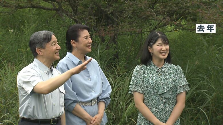 2023年　両陛下と一緒に散策される愛子さま