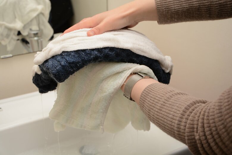 水が通ったら、ゆっくり持ち上げてたまった水分を落とす