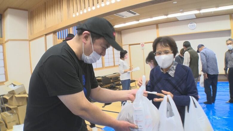 支援物資を配る細貝さん