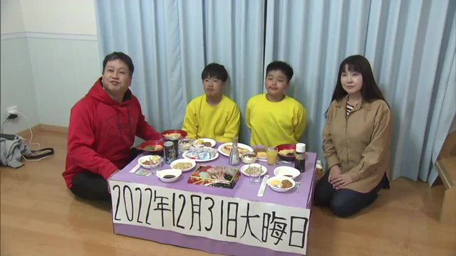 故郷での家族団らんを記念撮影