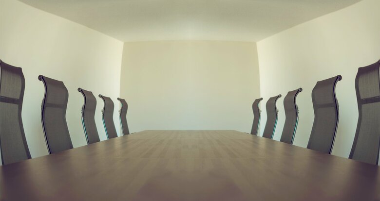 出向を断るように説得された会議室は“座敷牢”のようだったと山岡さん（画像：イメージ）