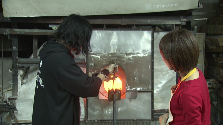 窯の温度は1100度　熱さとの勝負だ