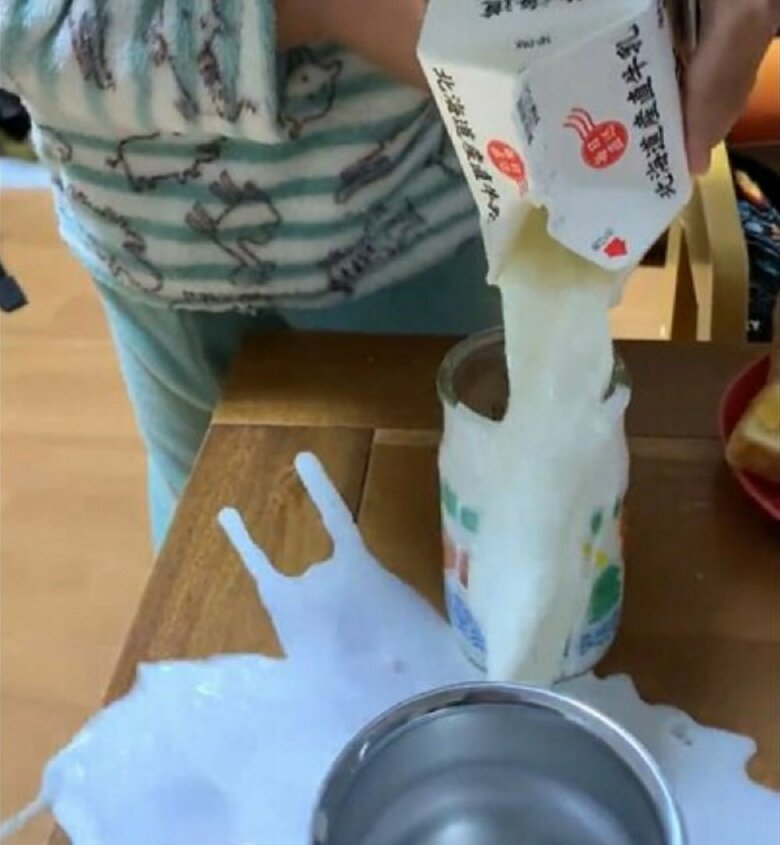 勢いよくテーブルに広がる牛乳