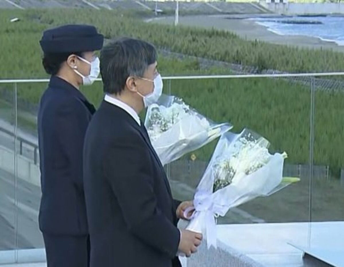 速報】天皇皇后両陛下、震災犠牲者に供花 即位後初の被災地訪問で津波