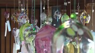 夏を“音”で楽しむ「硝子の風鈴展」がことしも開催 古民家の情趣あふれた空間で清涼を 展示品は購入可能【高知発】