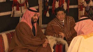 安倍首相の強いこだわり 中東訪問決行までの舞台裏 民族衣装着た会談で結実