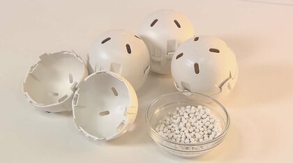 ガシャポン史上初の「紙製カプセル」　“白い球体”で進むカプセルトイの脱プラ化