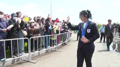【高木美帆さん”感謝”のパレード】スピードスケート日本女子最多10個のメダル獲得し引退_「ありがとう」伝えるパレードにファン1200人_行きつけの寿司店は「好きな納豆巻き食べにきて」＜北海道・幕別町＞