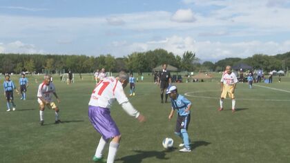 全員80歳以上のサッカーチームが“忖度なし”の小学生と対戦 90歳守護神の動きに子供「キーパーやばっ！」