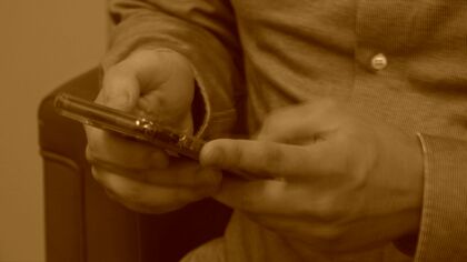 【新人行員が”投資詐欺”みやぶる】40代男性が銀行窓口で発した『違約金』の言葉に違和感…インチキ金投資アプリにだまされるも「詐欺じゃない」と強弁する40代男性を警察官らと共に説得