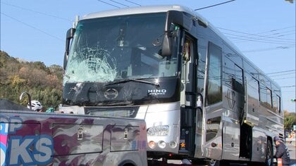 観光バスと軽ワゴン車が出合い頭に衝突し女性死亡…軽ワゴン車が赤信号の交差点に進入か　香川・まんのう町