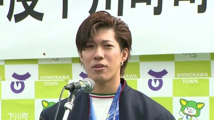  【祝勝パレード】ミラノ・コルティナオリンピックでメダル3個獲得のスキージャンプ・二階堂蓮選手_高校時代を過ごした下川町で約3000人が祝福！「4年後、今度は金メダルを」と誓う＜北海道＞