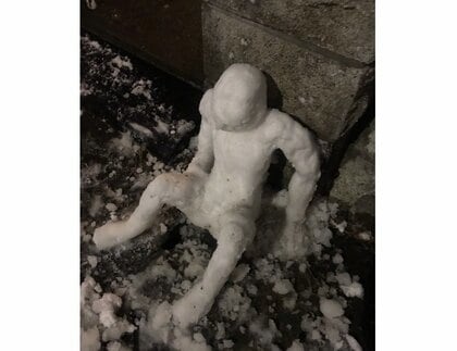 「怖い怖い」犬も吠えた“人型雪だるま”のクオリティがすごい! ご近所の反応を聞いてみた