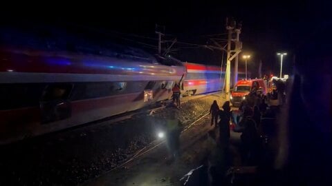高速鉄道が脱線・衝突で乗客39人死亡 152人負傷　スペイン南部