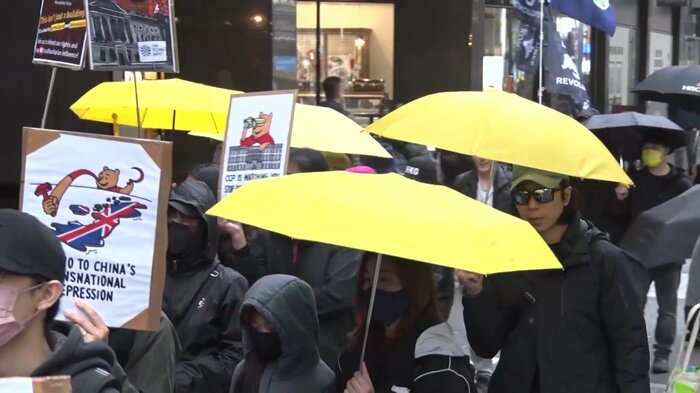 黄色い傘を掲げるデモ参加者(ロンドン・28日)