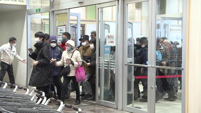 買い物客が続々入店