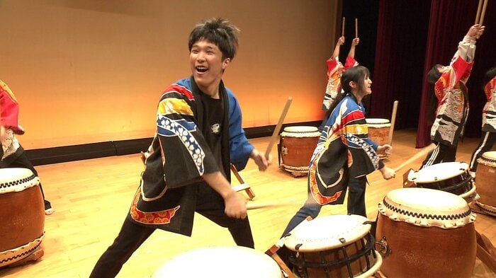 練習に打ち込むリーダーの小玉宙さん（左）