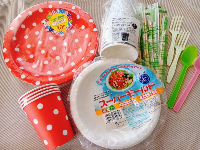 100円ショップで揃えた使い捨ての食器類
