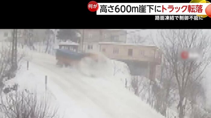 カーブを曲がり切れず進むトラック（IHA）