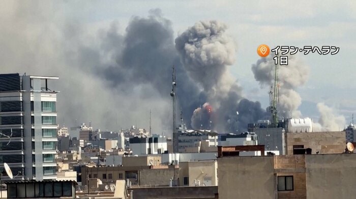 攻撃を受けて黒煙が上がるイラン・テヘラン（2026年3月1日）