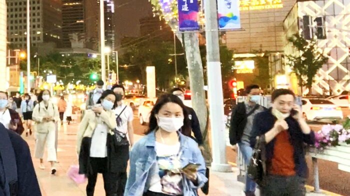 マスクを着けるのが上海の人々の新しい生活スタイルに