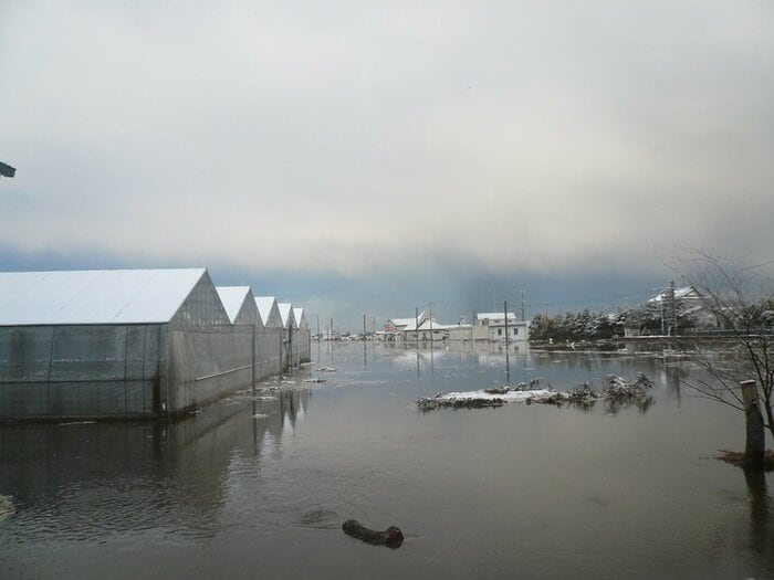 2011年3月11日17時頃に真壁病院から撮影。写真右側のJR鹿妻駅周辺は海のように(提供:真壁病院)