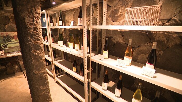 地下のスペースには地元の日本酒やワインなど約60種類が並ぶ