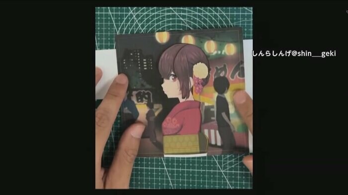 後ろ姿と横顔を重ねる
