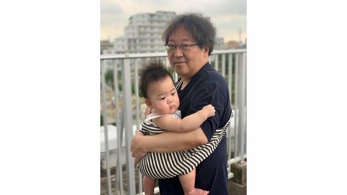 56歳で初めてパパになった「夕刊フジ」編集長・中本裕巳さん(59)と息子さん(2)