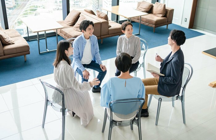 一緒に学べる相手がいることで学びが発展していく（画像：イメージ）