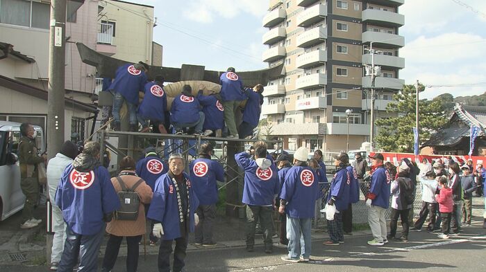 多くの人が見守る中での作業