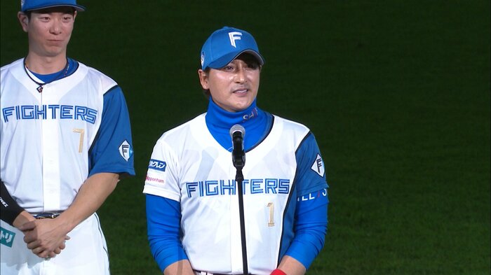 本拠地最終戦セレモニーでファンに感謝の言葉を伝える新庄剛志監督(9月29日)