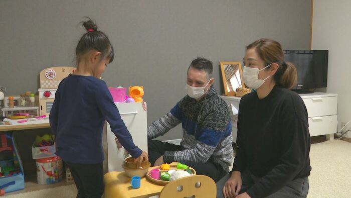 ヘンリクソン・ナサニエルさん、八峠理美さんの家族