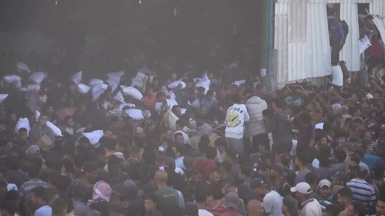 ガザ住民数百人が国連機関の倉庫襲撃…混乱で4人死亡　配給センターにも人が殺到、イスラエル軍の警告射撃などで10人死亡62人負傷｜FNNプライムオンライン