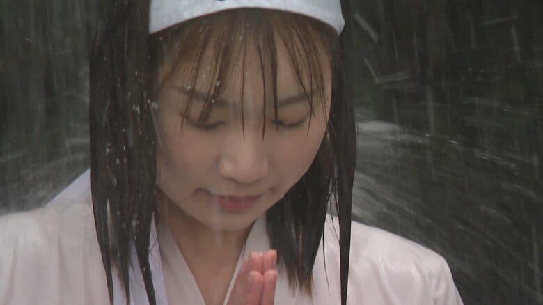 富山・大岩山日石寺の恒例「大寒」滝行　“気温氷点下1度・水温3度”に身を投じる　BBT堀元優花アナウンサーも体験｜FNNプライムオンライン