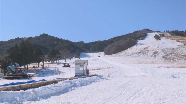 季節外れの暖かさで所々に地肌…オープン前日のスキー場で“雪不足” 降雪機を稼働も3コースのうち1つのみに｜FNNプライムオンライン