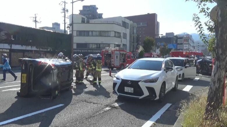 一時騒然…長野市の中心市街地で車4台絡む事故　10歳未満の男児2人含む計5人搬送　「車1台から人が脱出できない」と通報｜FNNプライムオンライン
