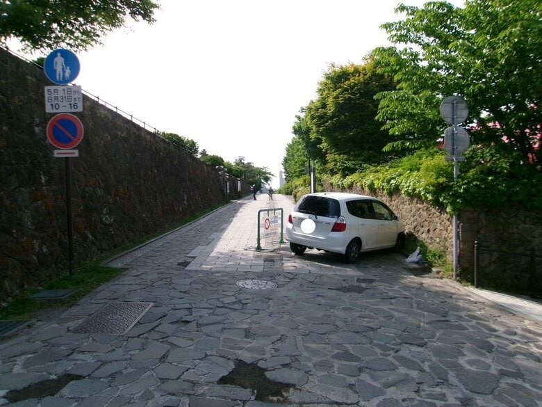 76歳男性の乗用車が観光地の坂を“暴走”…『教会の塀』に突っ込みけが―駐車のため方向転換「ハンドル操作などを誤った」北海道函館市｜FNNプライムオンライン