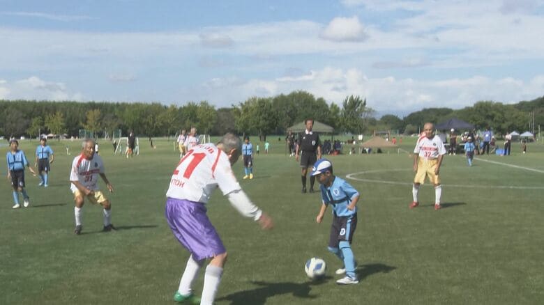 全員80歳以上のサッカーチームが“忖度なし”の小学生と対戦 90歳守護神の動きに子供「キーパーやばっ！」｜FNNプライムオンライン