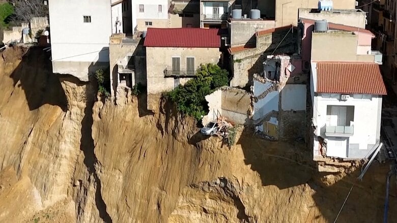 家が崖っぷちに　イタリアのシチリア島で大規模な地滑り　約4キロにわたり土砂崩れ｜FNNプライムオンライン