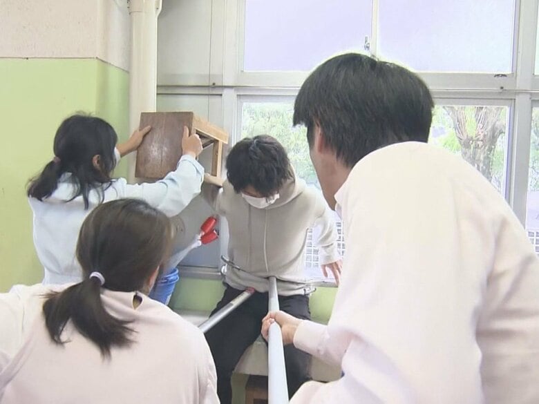 東京での事件受け…小学校で2人組の不審者を想定した対応訓練 さすまたを使って取り押さえる手順など確認｜FNNプライムオンライン