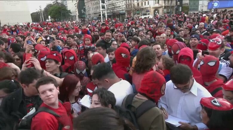 “1000人”のスパイダーマンが大集合　衣装を同時に着た人の数で“世界記録”に挑む　アルゼンチン｜FNNプライムオンライン