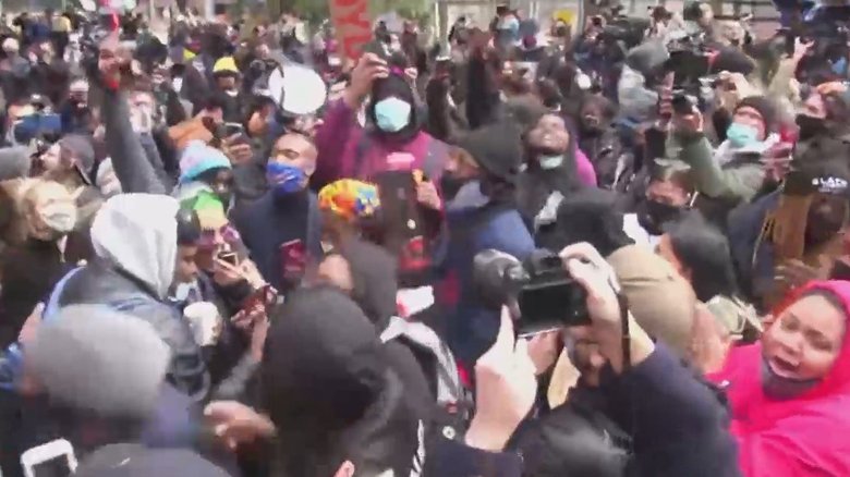 裁判所前で「有罪評決」に歓喜する人々