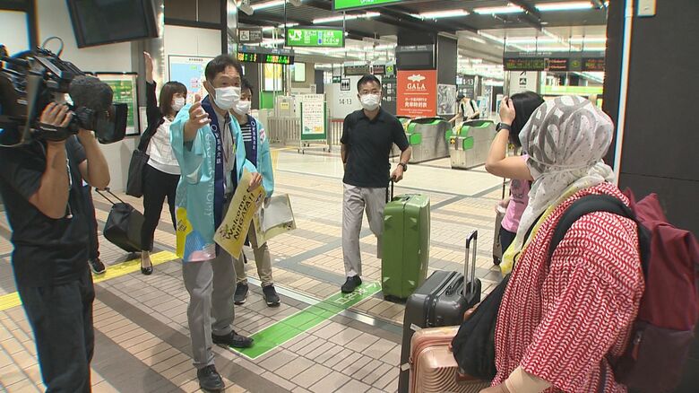 越後湯沢駅にやって来たシンガポールの旅行会社社員