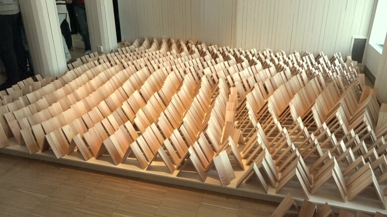 1000個の被爆証言を木のオブジェで表現した「KIGUMI」