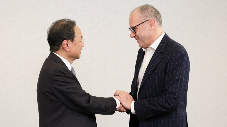 握手を交わすドメニカリCEOと清水社長