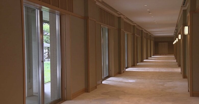 中庭に面する廊下