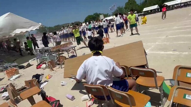 テント周辺のイスやテーブルは散乱