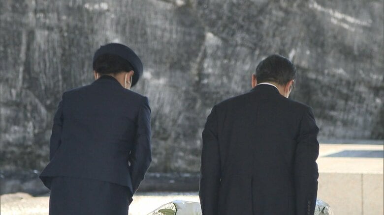 国立沖縄戦没者墓苑に供花される両陛下（沖縄・糸満市）